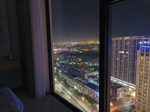 - une vue sur la ville la nuit depuis une fenêtre dans l'établissement Căn studio tại Sentosa Hải Phòng view sông phố cao tầng, à An Khê