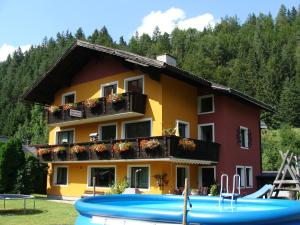 ein Haus mit Pool davor in der Unterkunft Appartement-Reiteralm in Schladming