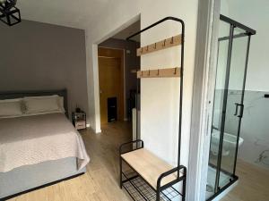 Ένα ή περισσότερα κρεβάτια σε δωμάτιο στο Residence Villa Alba - Suite Disposition 555 Al Vittoriale +35 φωτογραφίες