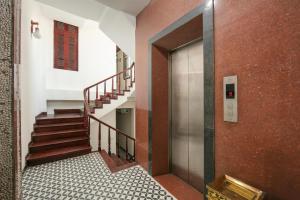 un pasillo con escaleras y un ascensor en un edificio en Old Quarter Charm Hotel, en Hanói