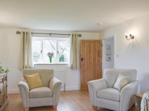 a living room with two chairs and a window at Cherry Cottage - Ukc3990 in South Perrott