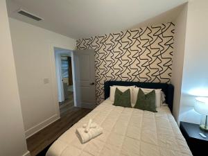 Postel nebo postele na pokoji v ubytování Luxury 4BR 4BA w In-law suite & Firepit Lounge