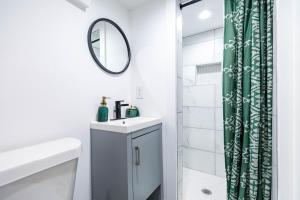 Koupelna v ubytování Luxury 4BR 4BA w In-law suite & Firepit Lounge + 39 fotografií