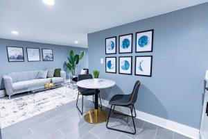 Posezení v ubytování Luxury 4BR 4BA w In-law suite & Firepit Lounge