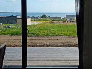 Sjølundにある8 person holiday home in Sjølund-By Traumのスライド式ガラス戸から野原の景色