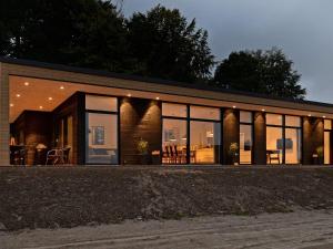 Sjølundにある8 person holiday home in Sjølund-By Traumの大きなガラスドアと窓のある家
