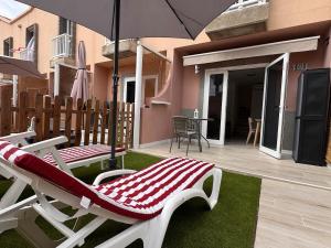 マスパロマスにあるBeautiful newly renovated bungalowのパティオ(ラウンジチェア、パラソル付)