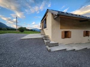 MercuryにあるDomaine Le Manoir, bain nordique privé, vue Mont-Blancの砂利の敷地に階段のある小さな建物