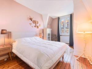 una camera da letto con un grande letto bianco e una finestra di Appartement moderne en centre-ville du Touquet avec 2 chambres - FR-1-821-28 a Le Touquet-Paris-Plage