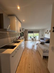 a kitchen and living room with a bed in a room at Verano ETERNO en Mallorca - Alcudia! in Alcudia