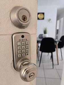 a close up of a door with a remote control at Excelente ubicacion Departamento 2 dormitorios in Rancagua
