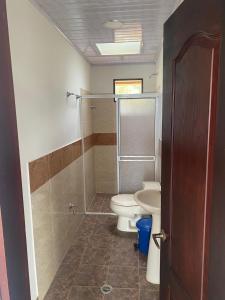 un baño con inodoro y ducha en Parcela el privilegio, en Totoró