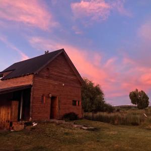 Východ nebo západ slunce při pohledu z prázdninového domu nebo okolí