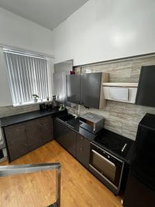 Η κουζίνα ή μικρή κουζίνα στο 2 room newly furnished flat in Birmingham city centre, free parking !
