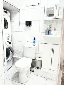 Ένα μπάνιο στο 2 room newly furnished flat in Birmingham city centre, free parking !
