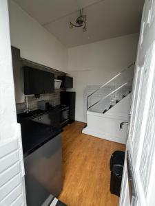 Η κουζίνα ή μικρή κουζίνα στο 2 room newly furnished flat in Birmingham city centre, free parking !