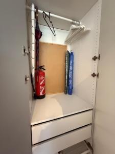 a closet with aabinet and a door with baseball equipment at Verano ETERNO en Mallorca - Alcudia! in Alcudia +20 photos