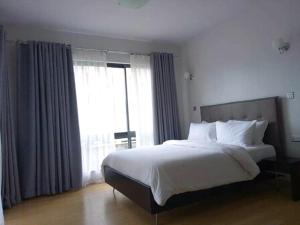 Giường trong phòng chung tại Kahawa Tranquil Apartment