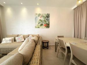 una sala de estar con un sofá y una mesa en Ocean Escape Luxury Duplex With Sea View & Pool, en Tamraght Ouzdar