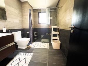 un baño con inodoro y lavabo en Ocean Escape Luxury Duplex With Sea View & Pool, en Tamraght Ouzdar 42 fotos más