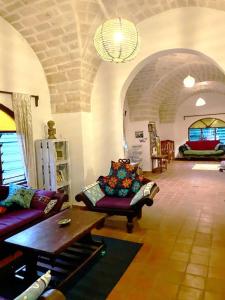 - un salon avec des canapés, une table et un lustre dans l'établissement Beachfront Villa, Bofa Rd Kilifi, à Kilifi