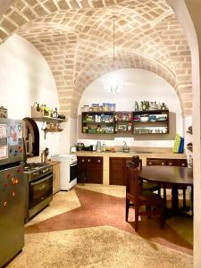 une grande cuisine avec une table et un mur en pierre dans l'établissement Beachfront Villa, Bofa Rd Kilifi, à Kilifi