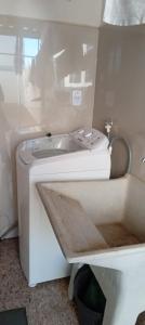 Un baño pequeño con lavabo y espejo. en Quarto Rustico em Alfenas, en Alfenas