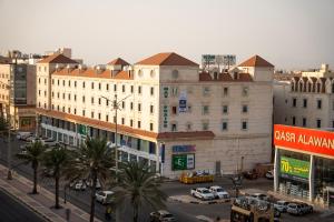 an overhead view of a city with buildings and cars at شقق أعلي الثناء المخدومة -ELI ALTHANA Serviced Apartments in Yanbu