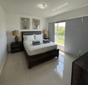 Un dormitorio con una cama grande y una ventana. en Enjoy & Relax - Beach & Pool, en Grote Berg 28 fotos más