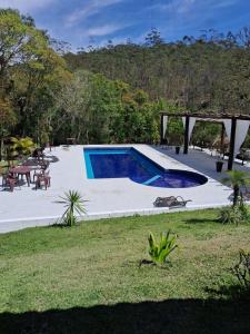 una piscina in mezzo a un cortile di Chale Rio Nascente a Salesópolis Altre 51 foto