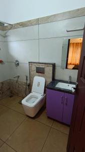 une salle de bain avec toilettes et lavabo dans l'établissement Dolmens castle, à Maraiyūr