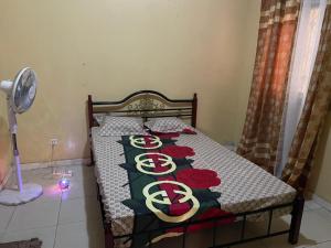 a bedroom with a bed with a chinese at Bienvenu Chez nous, confort et convivialité assurés in Dakar