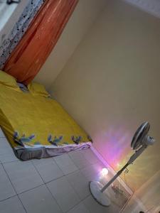 a bedroom with a bed with a light on the floor at Bienvenu Chez nous, confort et convivialité assurés in Dakar
