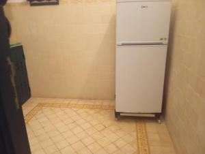 Duplex Ambre dans Jardins de la lagune Pour les familles في الوليدية: ثلاجة في غرفة ذات أرضية من البلاط