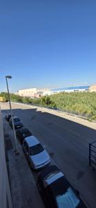 Une rangée de voitures garées sur un parking dans l'établissement Mi Huésped 130 Valencia, Aeropuerto Manises, à Manises 86 autres photos