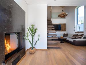 un salon avec une cheminée et un canapé dans l'établissement Chalet in Neukirchen by Wildkogel Ski Slopes, à Neukirchen am Großvenediger 31 autres photos