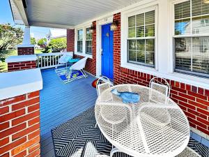 a patio with a white table and chairs at CB Sunshine Cottage in Carolina Beach