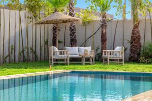 Bazén v ubytování Villa Katia - Piscine et jardin Privée Sans vis-à-vis Wifi HD nebo v jeho okolí