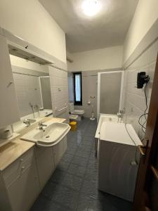 Bilik mandi di Intero alloggio appartamento Tortona Alessandria