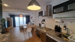 eine Küche mit Tisch und ein Esszimmer in der Unterkunft Studio Cervantes - 100m Beach & City Center in Fuengirola