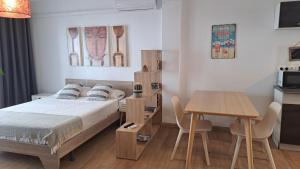 ein Schlafzimmer mit einem Bett, einem Tisch und einem Schreibtisch in der Unterkunft Studio Cervantes - 100m Beach & City Center in Fuengirola