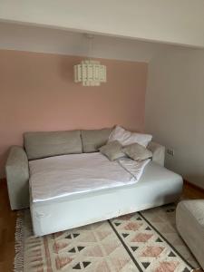 a white couch in a room with a wall at Ferienwohnung Schloss Hemhofen in Hemhofen