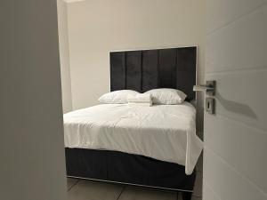 Postel nebo postele na pokoji v ubytování The Blyde - Stay Iconic 2 bed Apartment + 30 fotografií