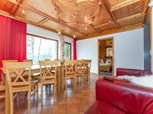 ein Esszimmer mit Tisch und Stühlen in der Unterkunft Chalet in Neukirchen near Ski Wildkogel in Neukirchen am Großvenediger + 32 Fotos