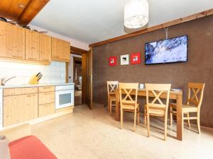 eine Küche und ein Esszimmer mit Tisch und Stühlen in der Unterkunft Chalet in Neukirchen near Ski Wildkogel in Neukirchen am Großvenediger