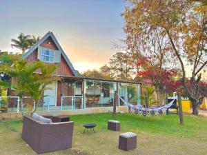 uma casa com uma rede na frente em Cabaña Show Piscina Lagoa - Camping Carrion em Itu