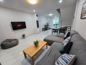 TV a/nebo společenská místnost v ubytování Urban Ease Hatyai