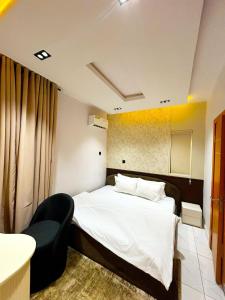 Ảnh trong thư viện ảnh của 1Bdrm, 24hrs light, security personnel ở Suru Lere +1 ảnh