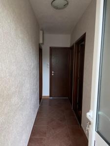 an empty hallway with a door and a tile floor at Milun Stan in Sutomore