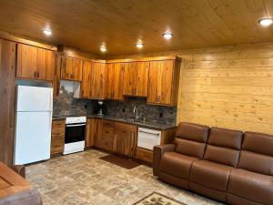 Kuchyň nebo kuchyňský kout v ubytování Cedar Studio at Pine Cone Lodge